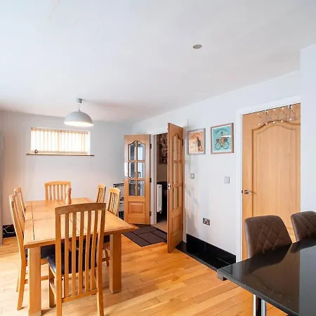 Exclusive 3-bedroom In * Sheffield